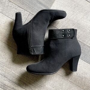 NWOT! Aerosoles, Black Canvas, Heeled, Ankle-Boots W/ Leather Top Detail. (10).